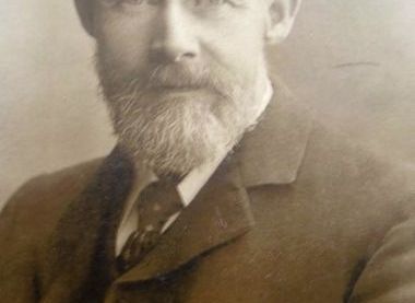Portrait photo of Isaac Dean